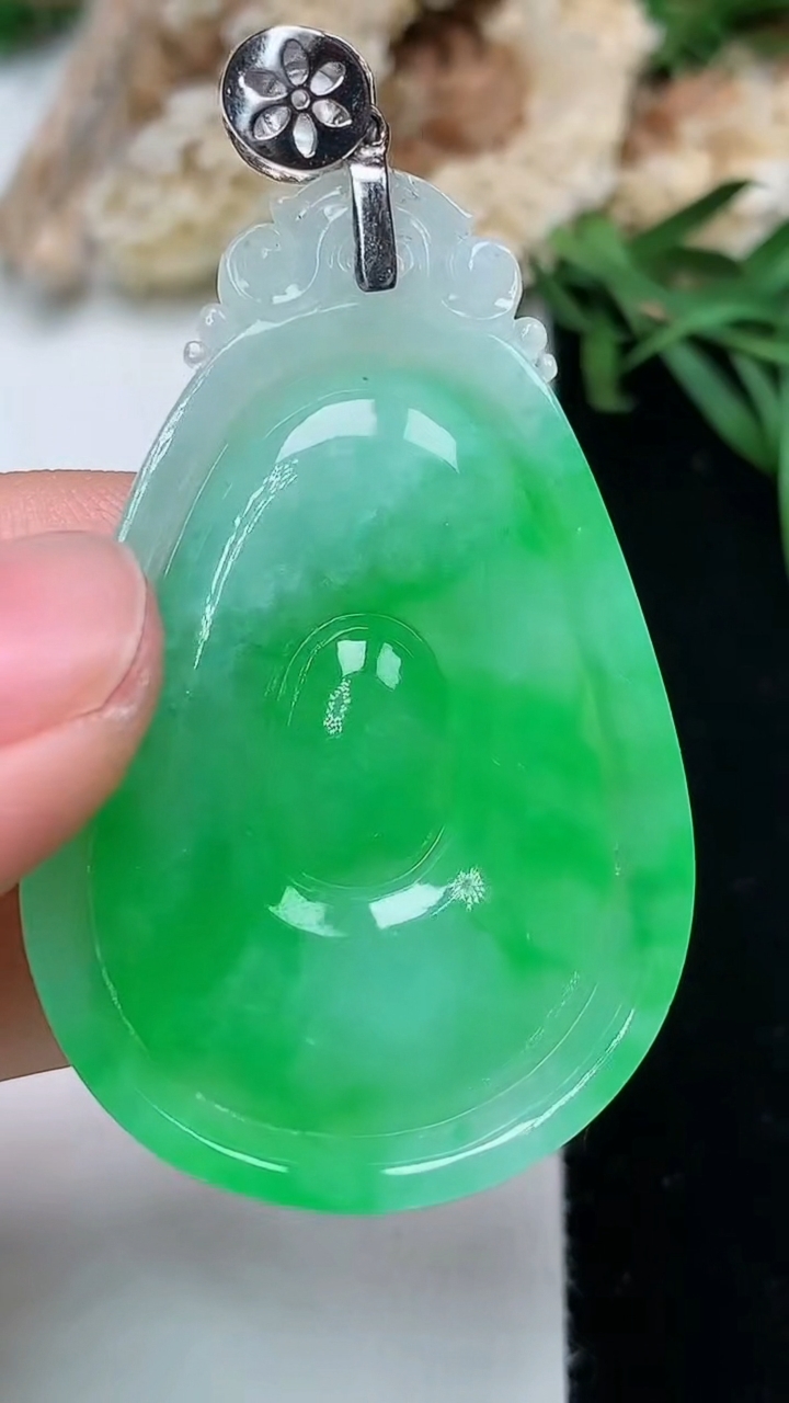 天然A货翡翠福贝吊坠，尺寸43.8-28.7-5.4，重量:12.13g
11月28日