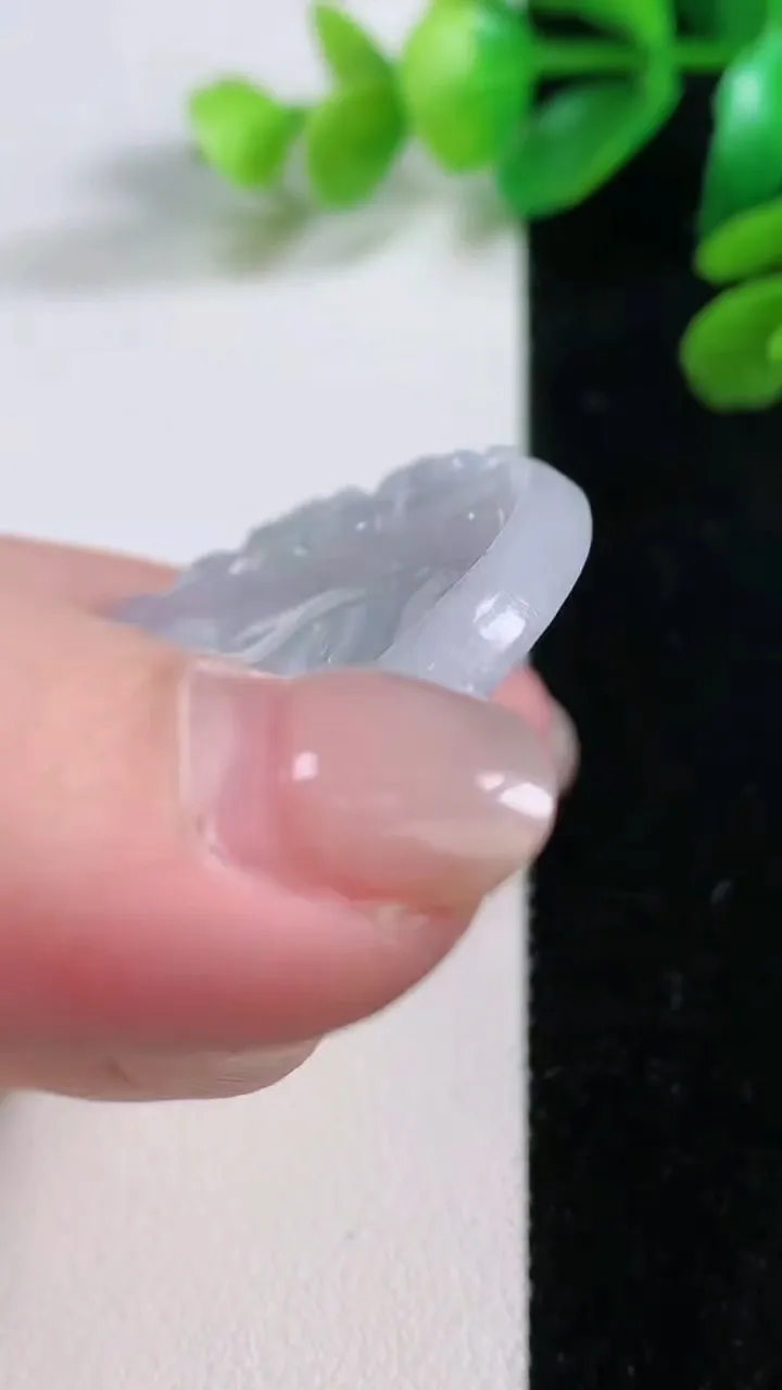 天然A货翡翠生肖猪吊坠，尺寸 49.5-6.5，重:24.19g
11月28日