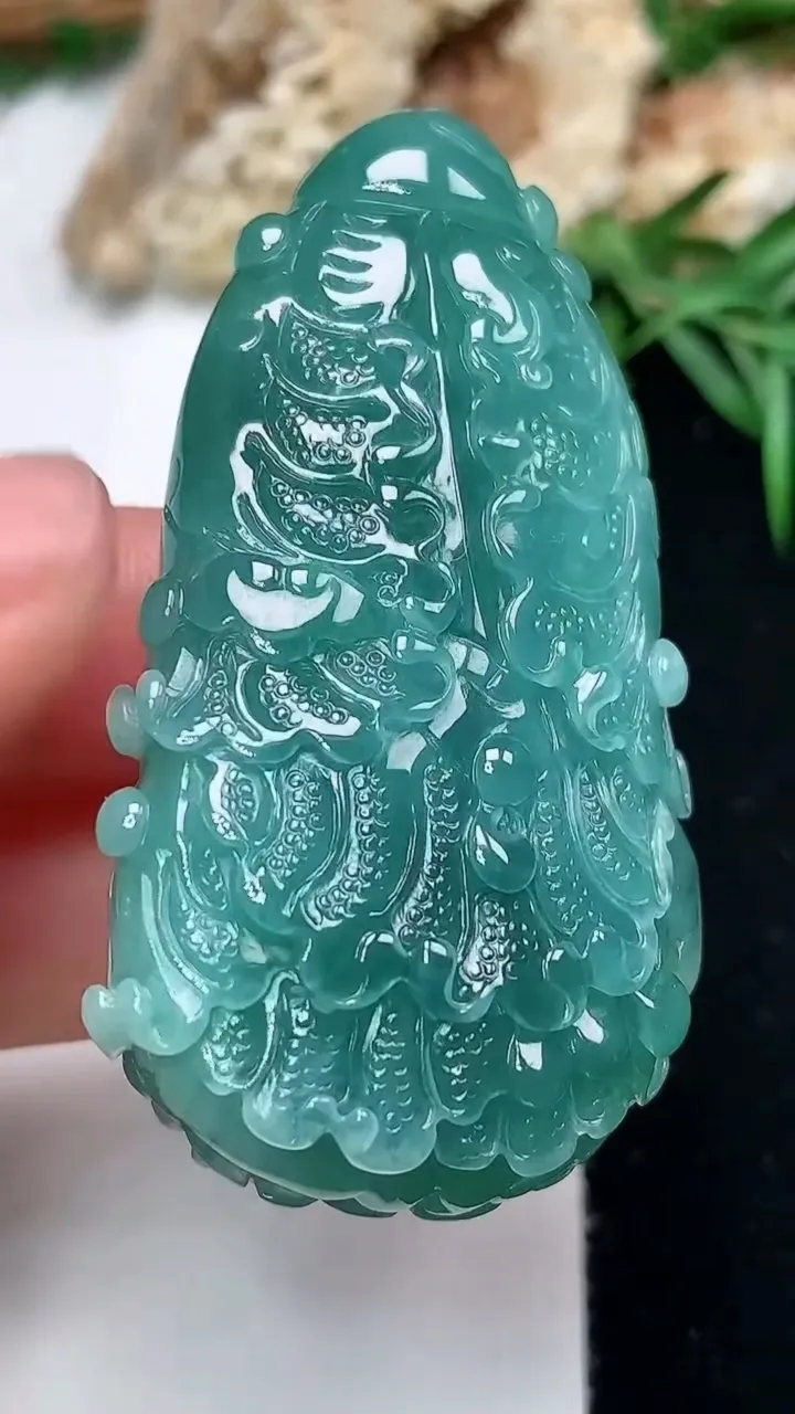 天然A货翡翠白菜吊坠，尺寸53.3-29.9-16.9，重量:39.98g
11月28日