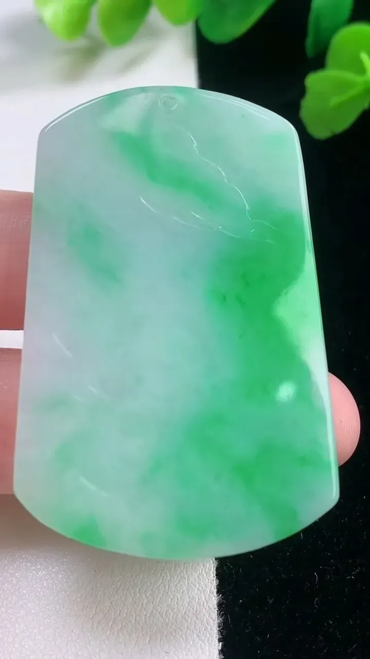 天然A货翡翠山水牌吊坠，尺寸41.2-34.5-6，重量:26.72g
11月28日