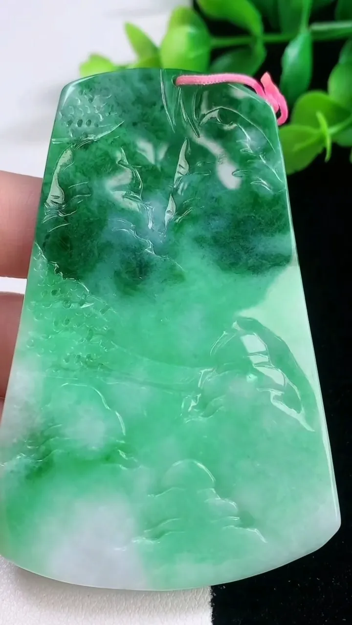 天然A货翡翠山水牌吊坠，尺寸78-41.2-5.1，重量:46.07g
11月28日