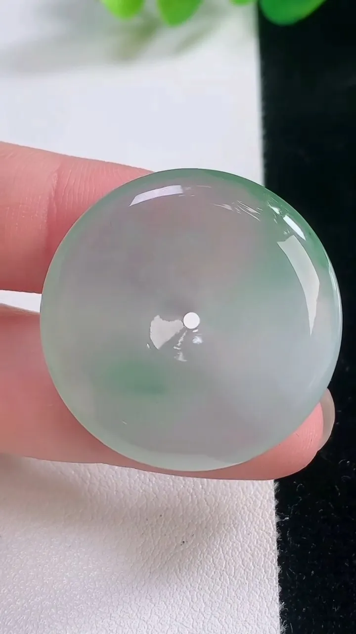 天然A货翡翠平安扣吊坠，尺寸30.8-5.9，重量:11.65g
11月28日