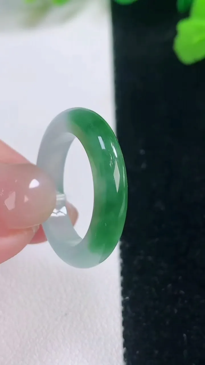 天然A货翡翠指环戒指，尺寸18.2-4.2-3.3，重量:3.60g2025年11月28日
工厂直销收藏佳品,种好水足，色泽均匀，有种有色，上手高大气！