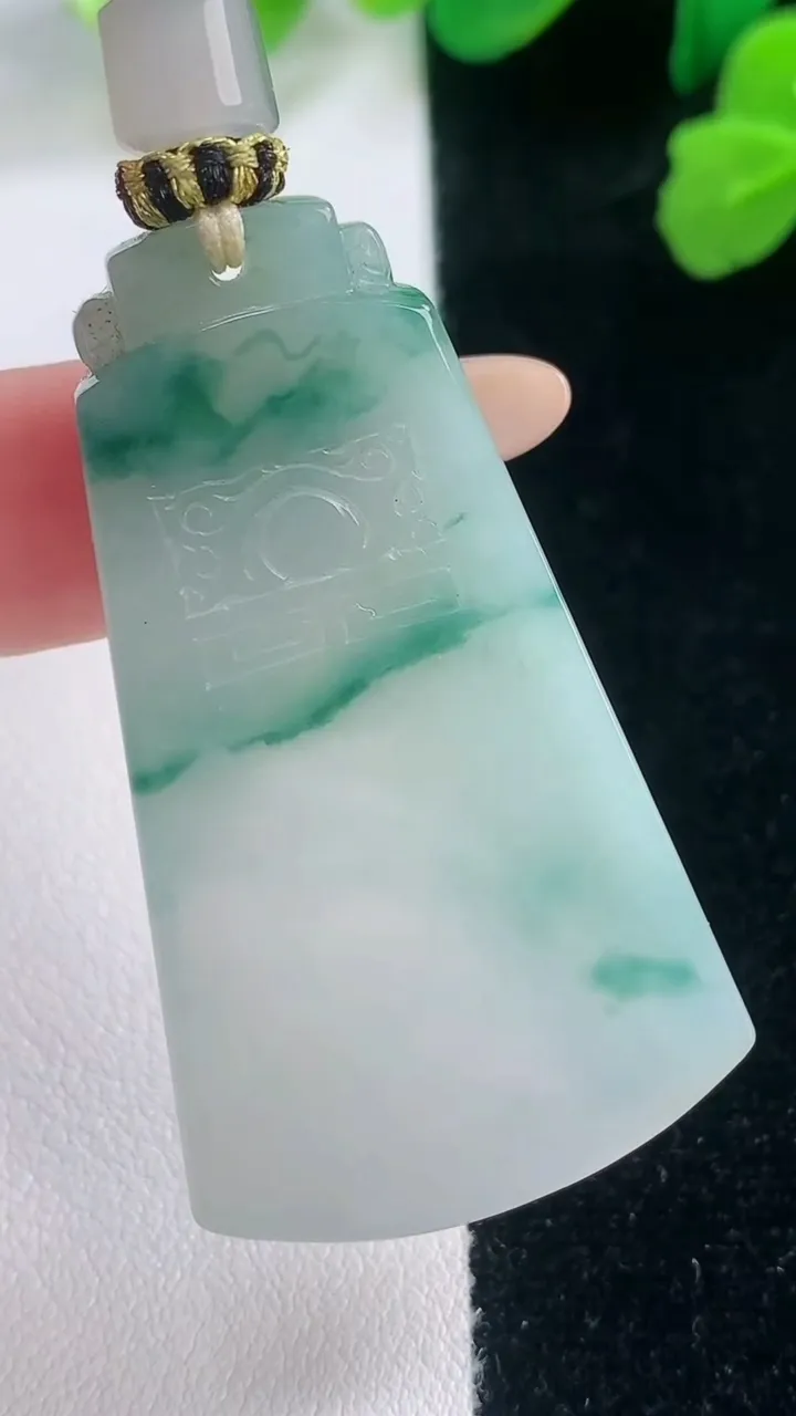 天然A货翡翠冰种飘花仿古无事牌吊坠，尺寸48-27.6-5.8，重量:25.43g
11月28日