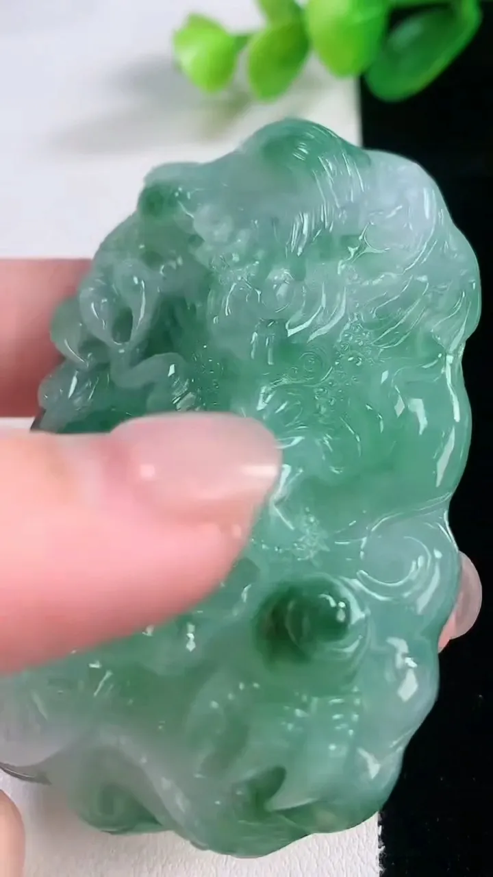 天然A货翡翠龙牌吊坠，尺寸66.3-43.6-11.6，重量:62.28g
11月28日