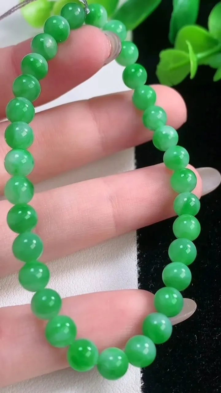 天然A货翡翠圆珠手串，尺寸5.8-32颗，重量:11.13g11月28日
工厂直销收藏佳品,种好水足，色泽均匀，有种有色，上手高大气！