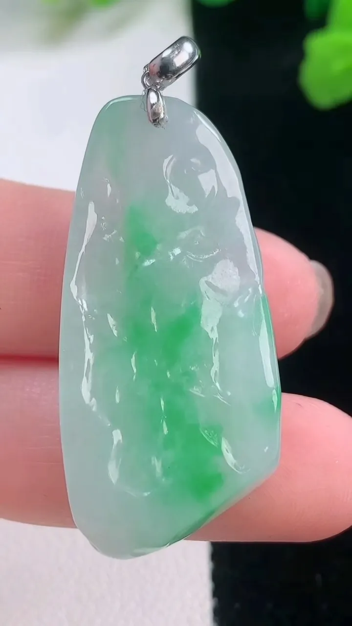 天然A货翡翠原石吊坠，尺寸35-18-6.6，重量:9.45g
11月28日