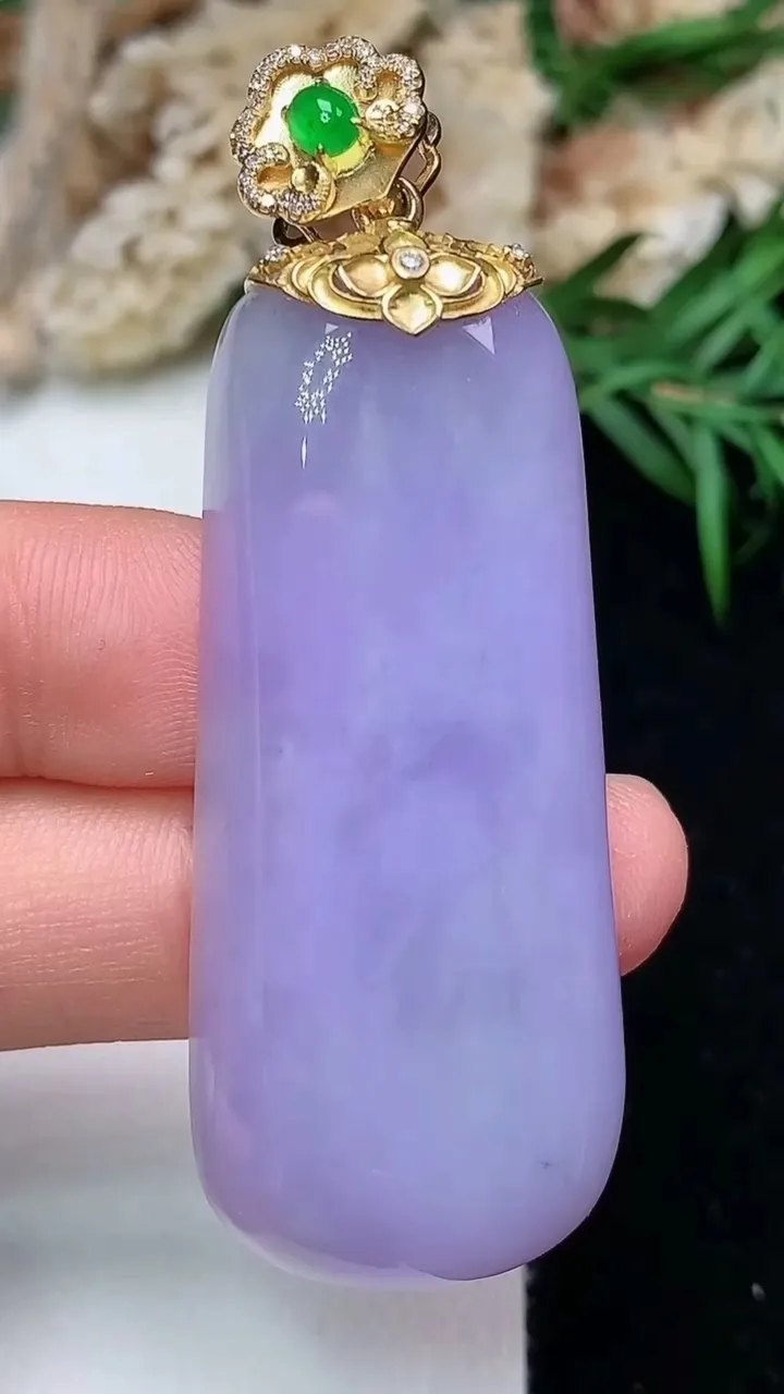 天然A货翡翠k金紫罗兰无事牌吊坠，尺寸44.3-20.6-7.4，重量:19.85g
11月28日