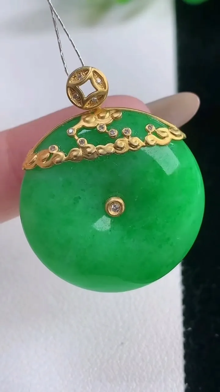 天然A货翡翠平安扣吊坠，尺寸27-8.9，重量:14.62g
11月28日