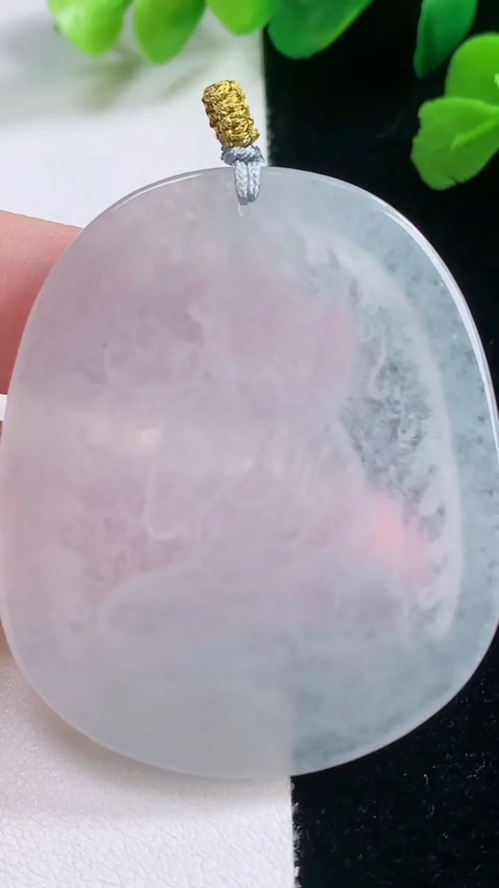 天然A货翡翠虚空藏菩萨吊坠，尺寸52-43.8-5.8，重量:27.15g
11月28日