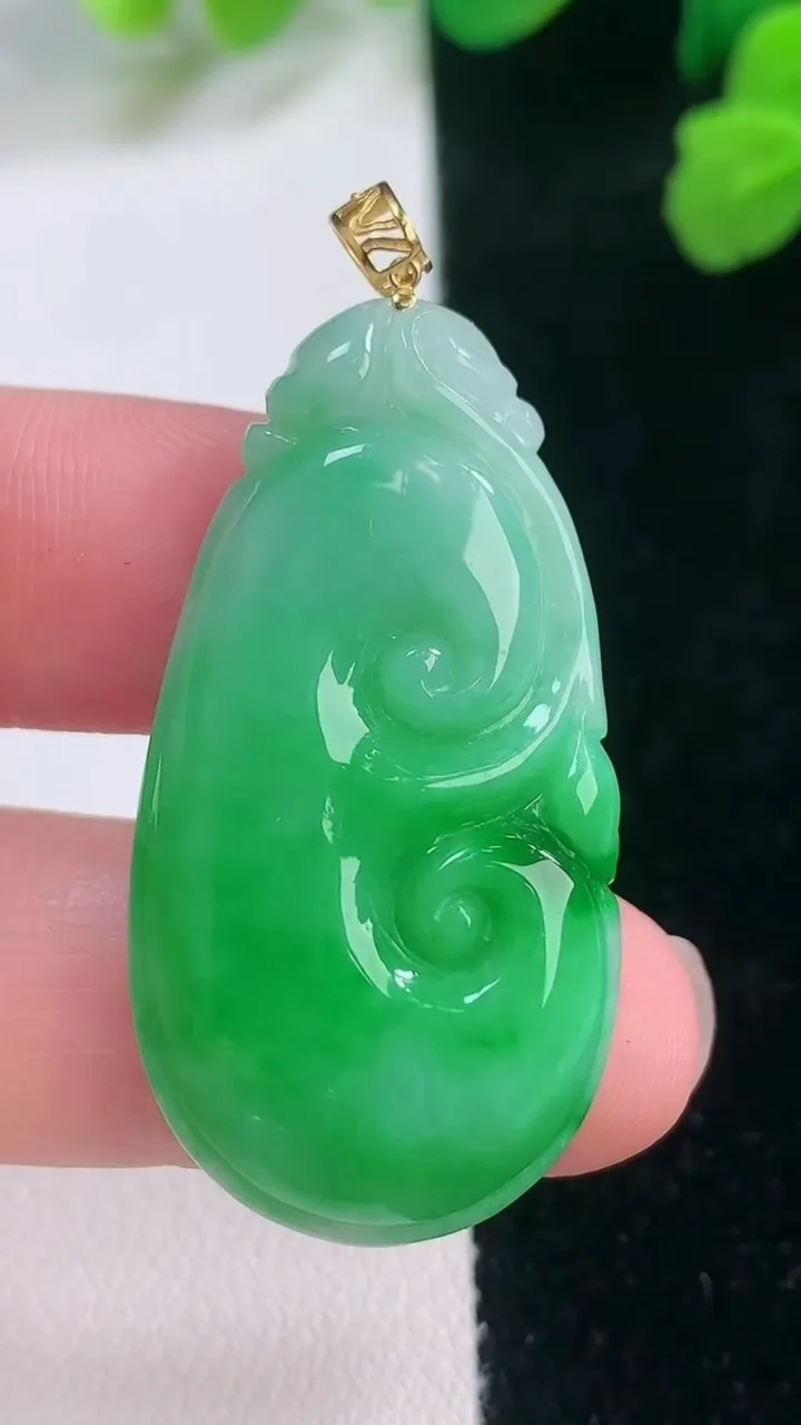 天然A货翡翠如意吊坠，尺寸38.8-20.3-5.4，重量:9.25g
11月28日
