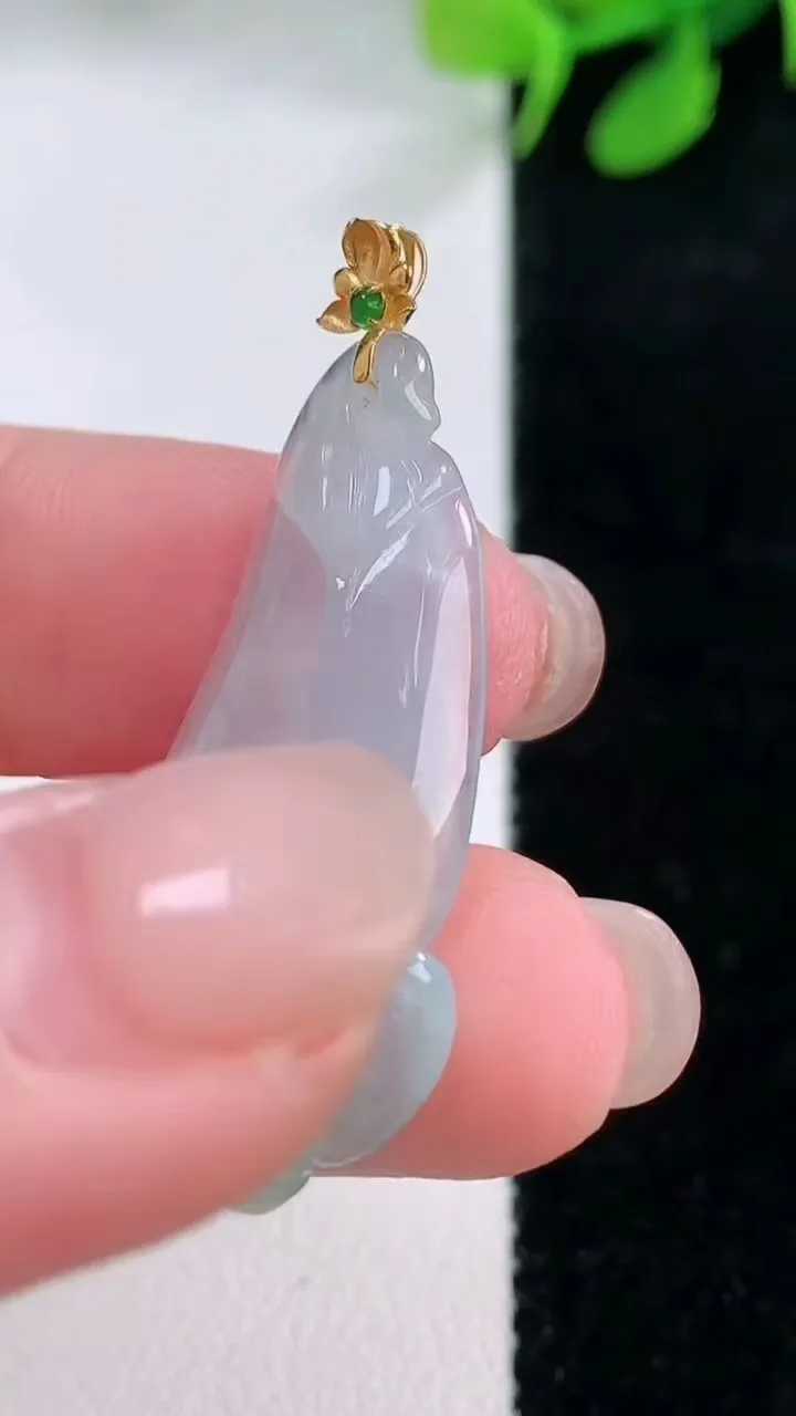 天然A货翡翠玉兰花吊坠，尺寸32-13.4-4.5，重量:2.99g
11月28日