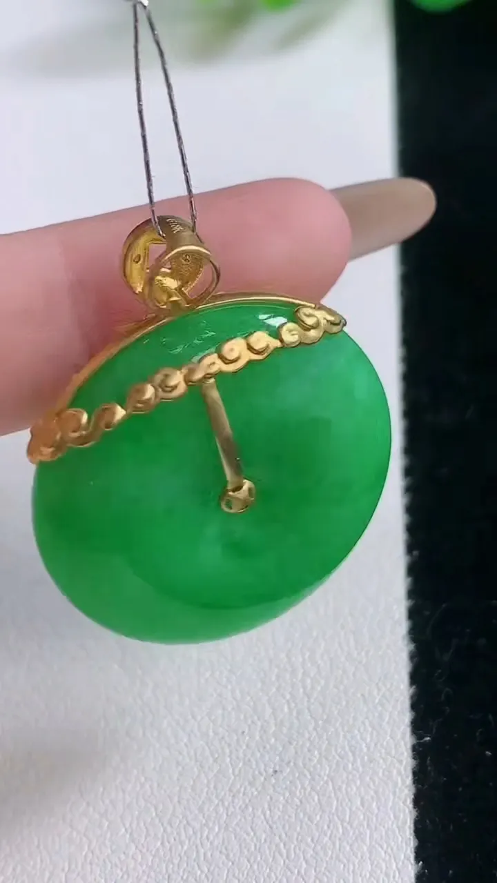 天然A货翡翠平安扣吊坠，尺寸27-8.9，重量:14.62g
11月28日