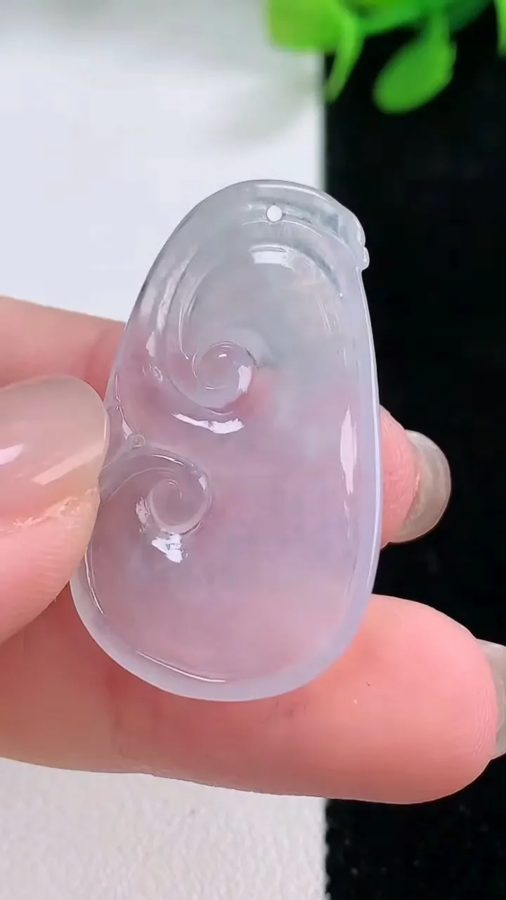 天然A货翡翠如意吊坠，尺寸33.6-19.8-2.7，重量:3.78g
11月28日