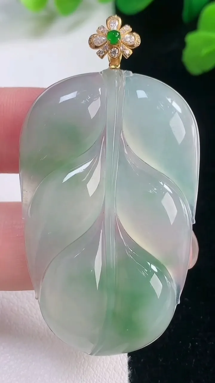 天然A货翡翠金枝玉叶 叶子吊坠，尺寸47.3-30.3-5.2，重量:14.51g
11月28日