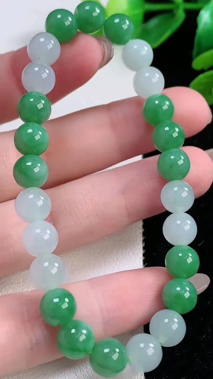 天然A货翡翠圆珠手串，尺寸 6.8-25 颗，重:17.59g11月28日
工厂直销收藏佳品,种好水足，色泽均匀，有种有色，上手高大气！