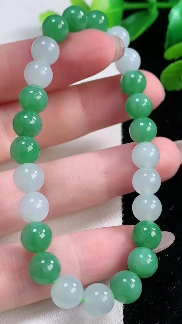 天然A货翡翠圆珠手串，尺寸 6.8-25 颗，重:17.59g11月28日
工厂直销收藏佳品,种好水足，色泽均匀，有种有色，上手高大气！