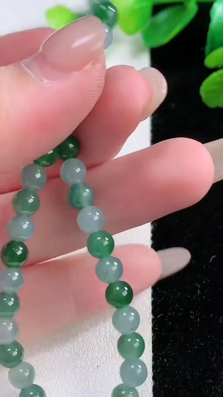 天然A货翡翠圆珠手串，尺寸5-38 颗，重:7.79g11月28日
工厂直销收藏佳品,种好水足，色泽均匀，有种有色，上手高大气！