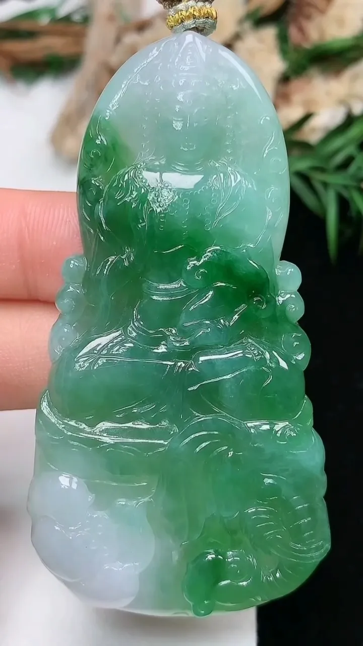 天然A货翡翠普贤菩萨吊坠，尺寸68-35.7-5.7，重量:30.52g
11月28日