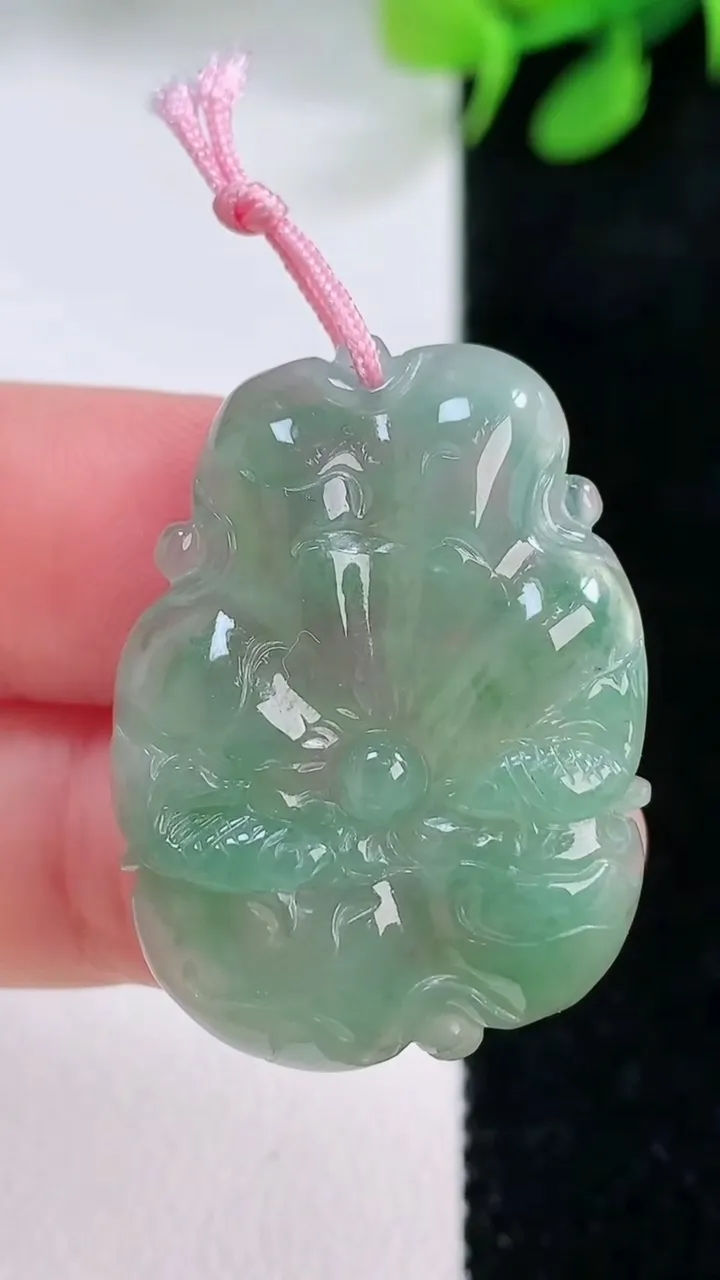 天然A货翡翠年年有余吊坠，尺寸31.7-22.4-5，重量:6.72g
11月28日