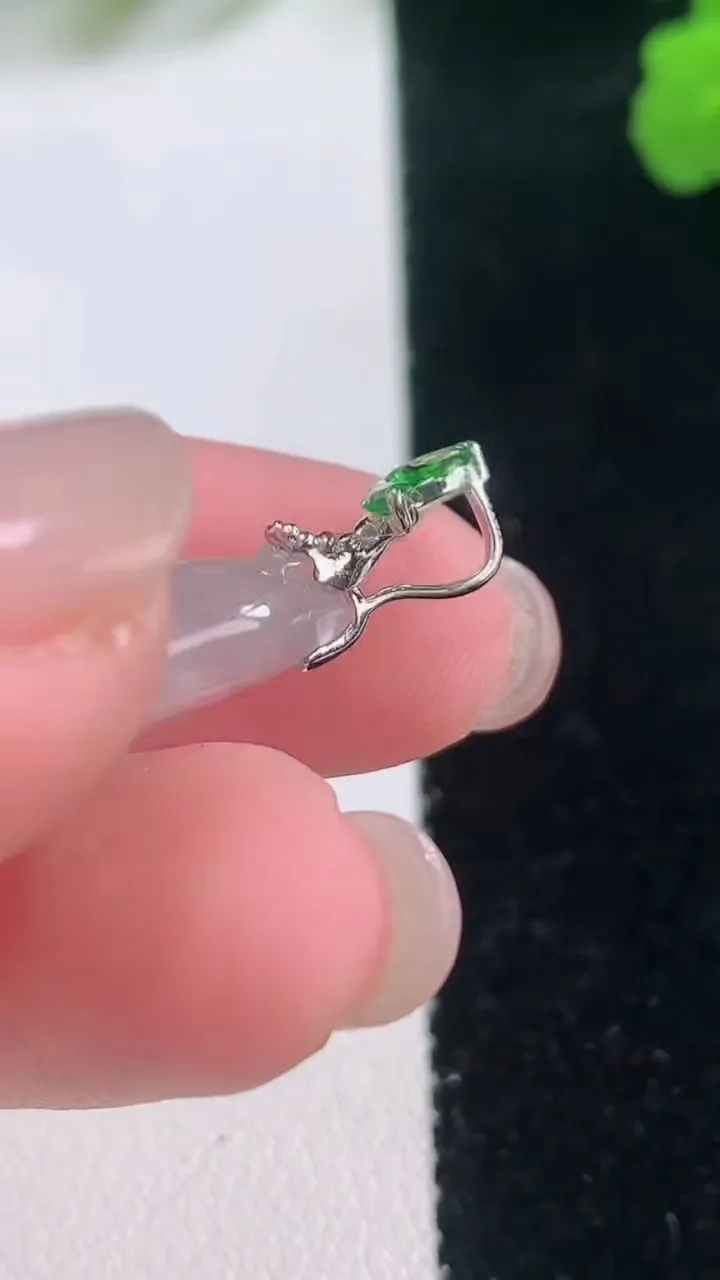 天然A货翡翠莲蓬吊坠，尺寸16.2-12-5.7，重量:2.45g
11月28日