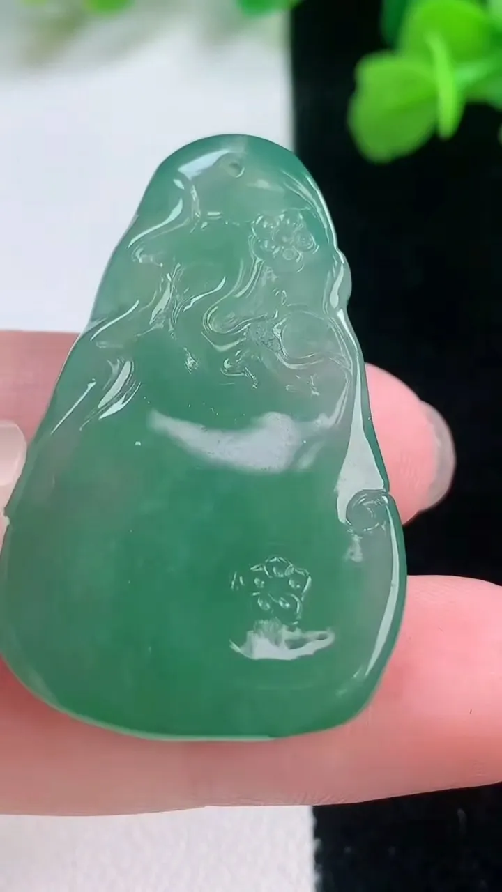 天然A货翡翠梅花鹿吊坠，尺寸38.5-25.2-6.4，重量:11.01g
11月28日