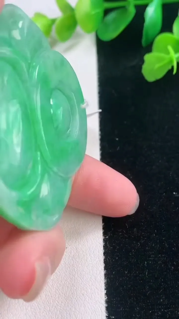 天然A货翡翠佛公吊坠，尺寸52.8-51-11.3，重量:53.15g
11月28日