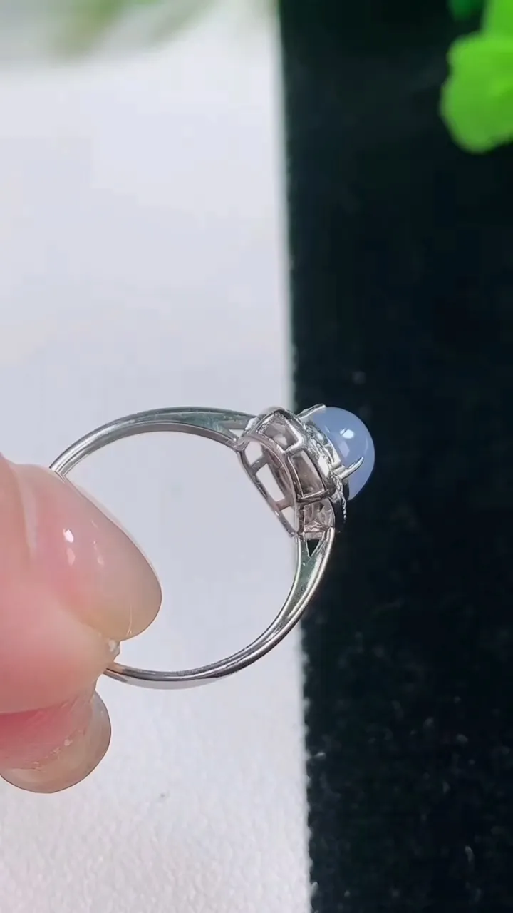 天然A货翡翠18K金紫罗兰蛋面戒指，尺寸17.2-6.1-7，重量:1.37g2025年11月28日
工厂直销收藏佳品,种好水足，色泽均匀，有种有色，上手高大气！