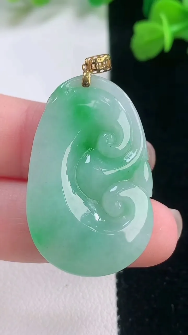 天然A货翡翠如意吊坠，尺寸34.4-21.3-6.2，重量:8.61g
11月28日