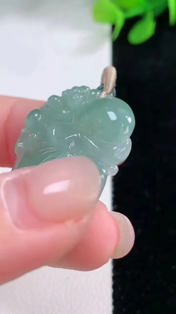 天然A货翡翠寿桃吊坠，尺寸37.2-23.2-6，重量:8.53g
11月28日