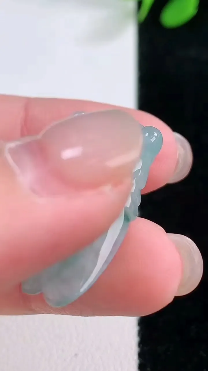 天然A货翡翠飘花一鸣惊人吊坠，尺寸27.4-15-5.6，重量:4.76g
11月28日