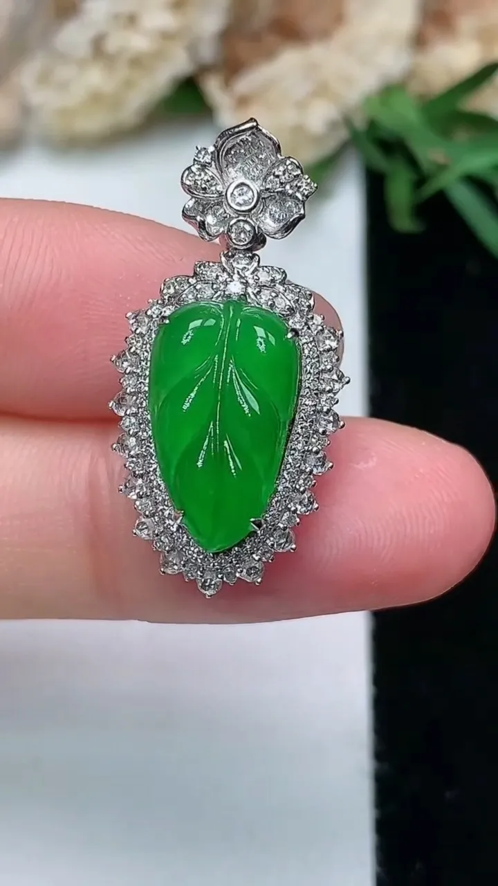 天然A货翡翠金枝玉叶 叶子吊坠，尺寸27.5-14-10，裸石14.3-8.3，重量:3.63g
11月28日