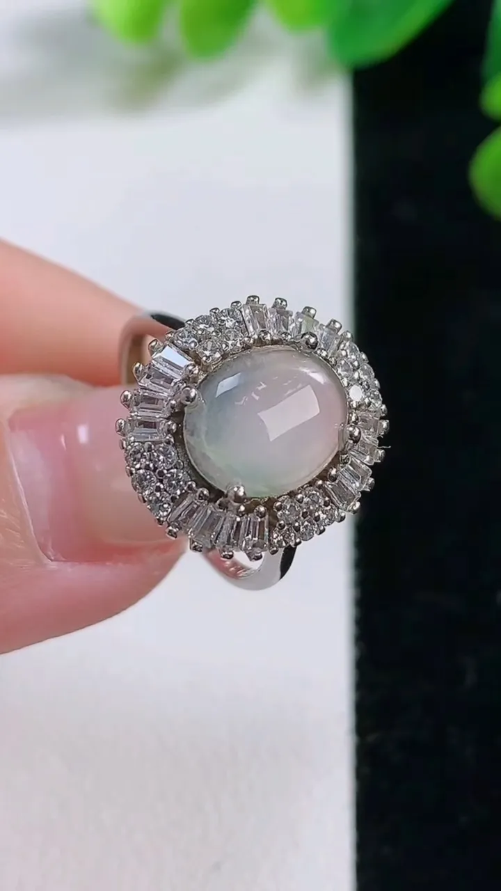 天然A货翡翠种白冰蛋面戒指，尺寸 16.2-14.3-6.8，重:3.30g2025年11月28日
工厂直销收藏佳品,种好水足，色泽均匀，有种有色，上手高大气！