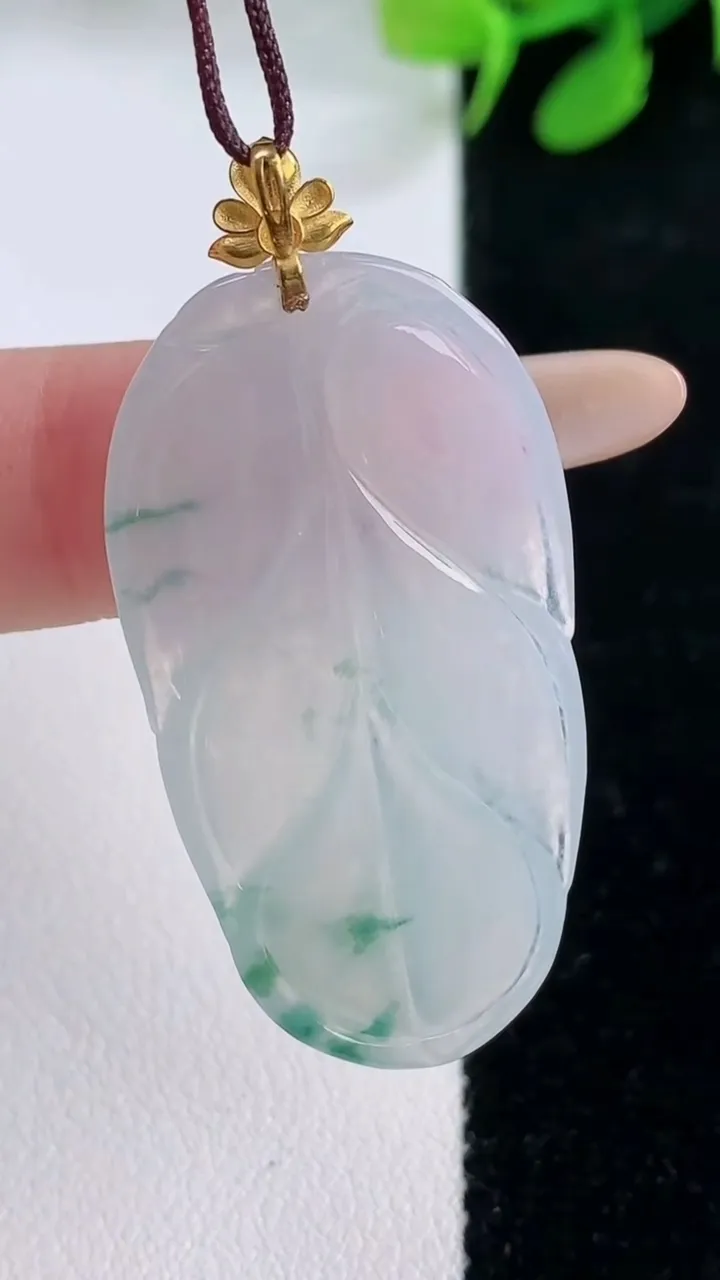 天然A货翡翠种飘花金枝玉叶 叶子吊坠，尺寸39.6-20.8-3.6，重量:5.84g
11月28日