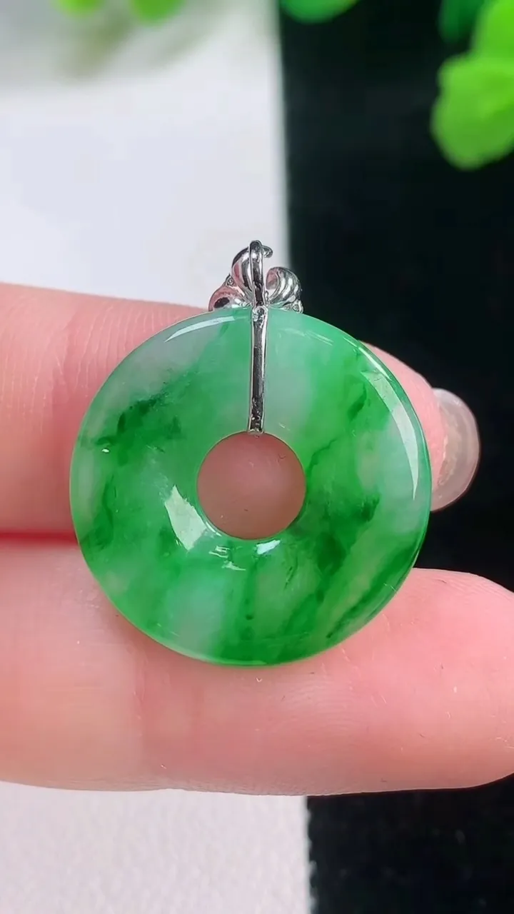 天然A货翡翠平安环吊坠，尺寸20.7-2.8，重量:2.95g
11月28日