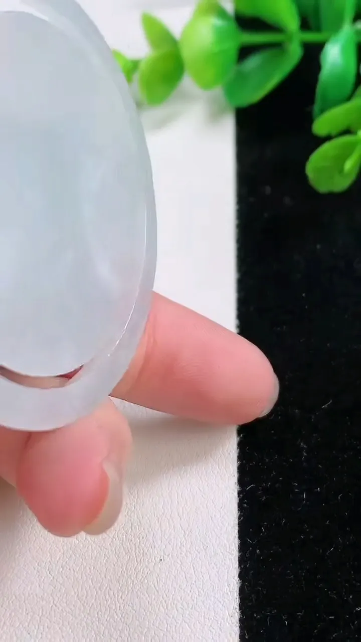 天然A货翡翠大日如来吊坠，尺寸 53.8-5.6，重:25.68g
11月28日