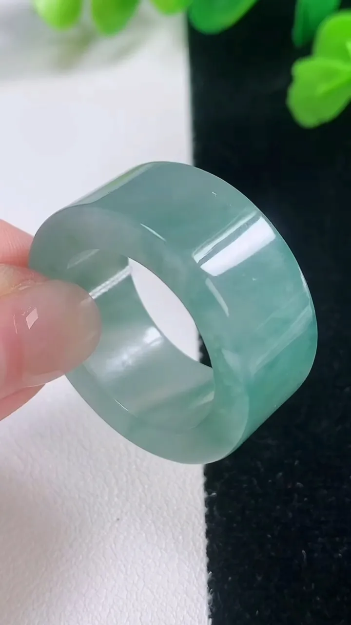 天然A货翡翠冰种飘花指环扳指，尺寸21.5-11.4-4.3，重量:15.41g2025年11月28日
工厂直销收藏佳品,种好水足，色泽均匀，有种有色，上手高大气！