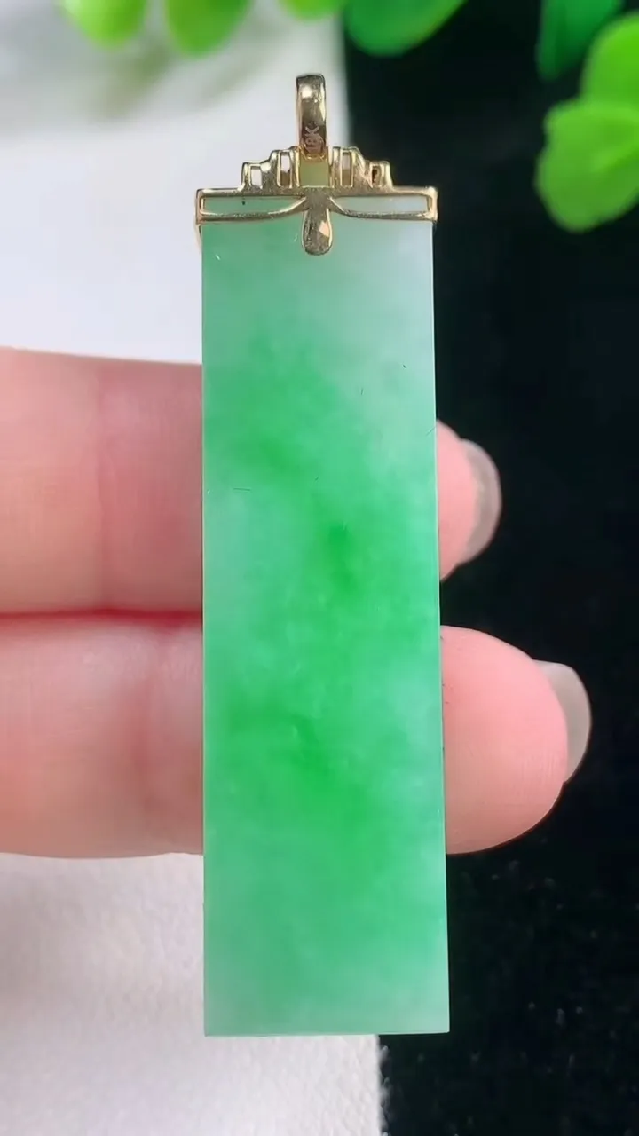 天然A货翡翠无事牌吊坠，尺寸45.2-12.4-6.7，重量:13.44g
11月28日