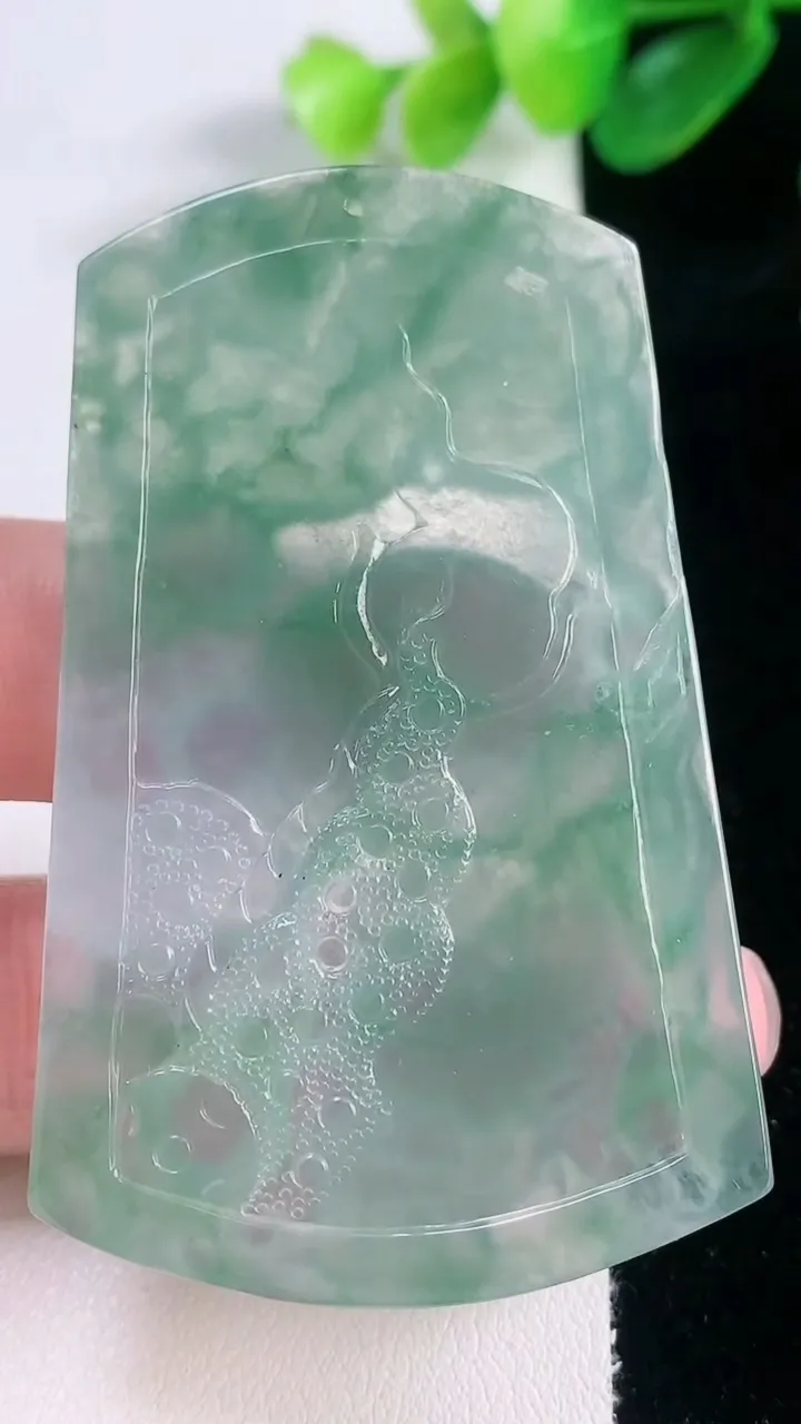 天然A货翡翠龙牌吊坠，尺寸61.6-38.3-5.3，重量:26.09g
11月28日