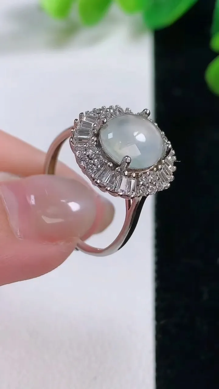 天然A货翡翠种白冰蛋面戒指，尺寸 16.2-14.3-6.8，重:3.30g2025年11月28日
工厂直销收藏佳品,种好水足，色泽均匀，有种有色，上手高大气！