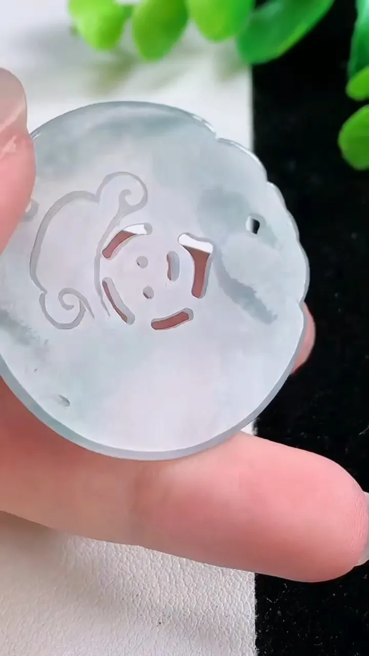 天然A货翡翠种飘花复古牌吊坠，尺寸 38.2-4.2，重:11.65g
11月28日