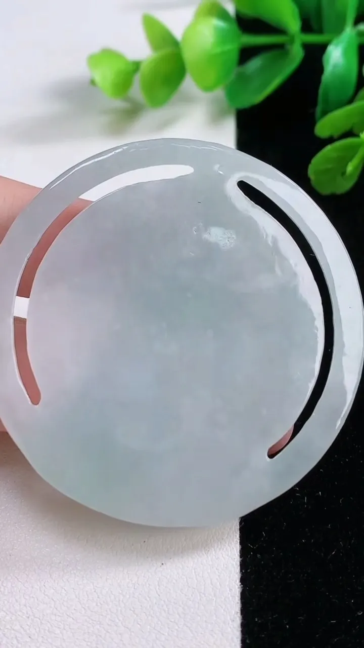 天然A货翡翠大日如来吊坠，尺寸 53.8-5.6，重:25.68g
11月28日