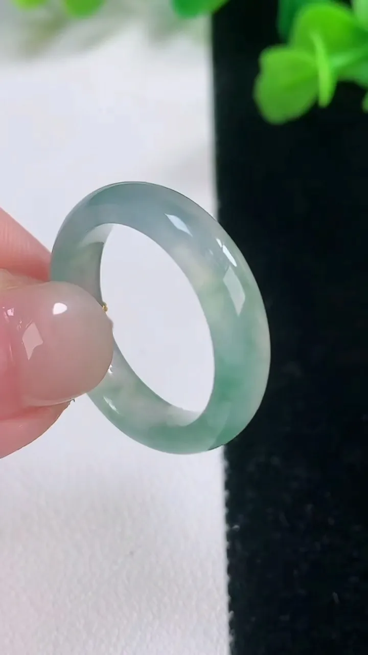 天然A货翡翠冰种飘花指环戒指，尺寸18.7-4.7-2.8，重量:6.61g2025年11月28日
工厂直销收藏佳品,种好水足，色泽均匀，有种有色，上手高大气！