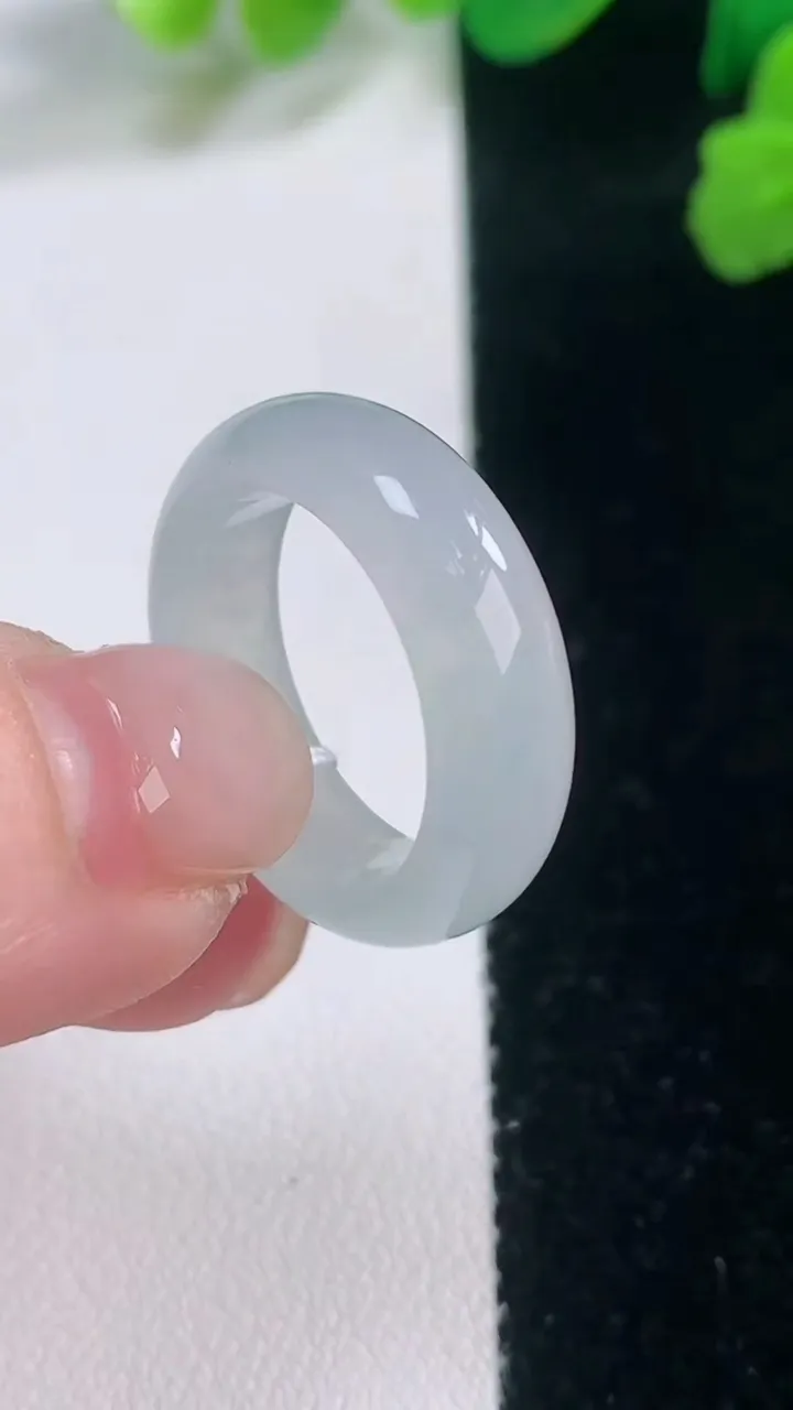 天然A货翡翠指环戒指，尺寸17.2-6.2-3.9，重量:4.66g2025年11月28日
工厂直销收藏佳品,种好水足，色泽均匀，有种有色，上手高大气！