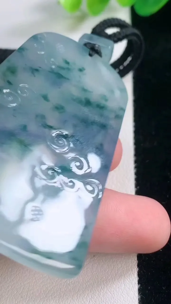 天然A货翡翠种紫罗兰飘花山水观音菩萨吊坠，尺寸62-38.5-5.9，重量:36.76g
11月28日