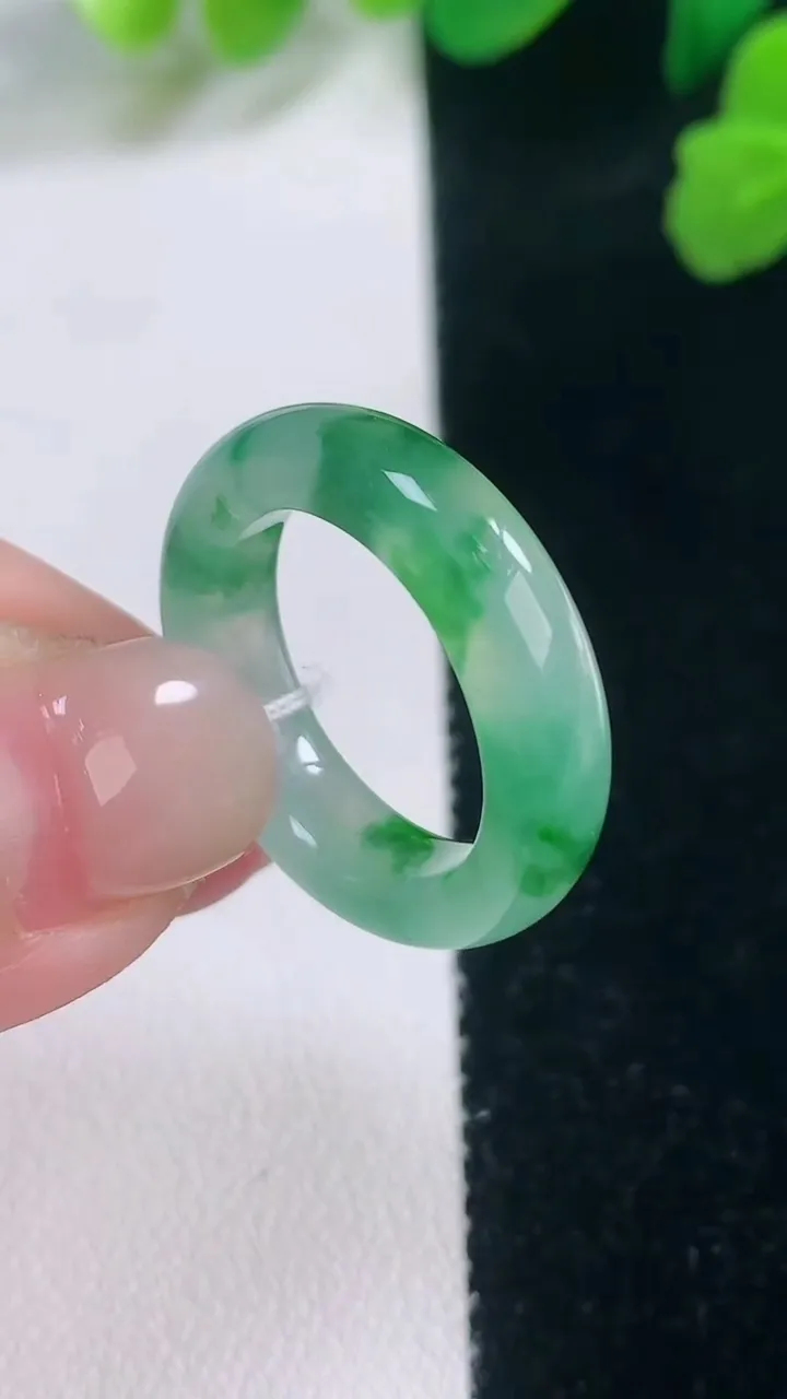 天然A货翡翠指环戒指，尺寸17.2-5.2-3.6，重量:4.60g2025年11月28日
工厂直销收藏佳品,种好水足，色泽均匀，有种有色，上手高大气！