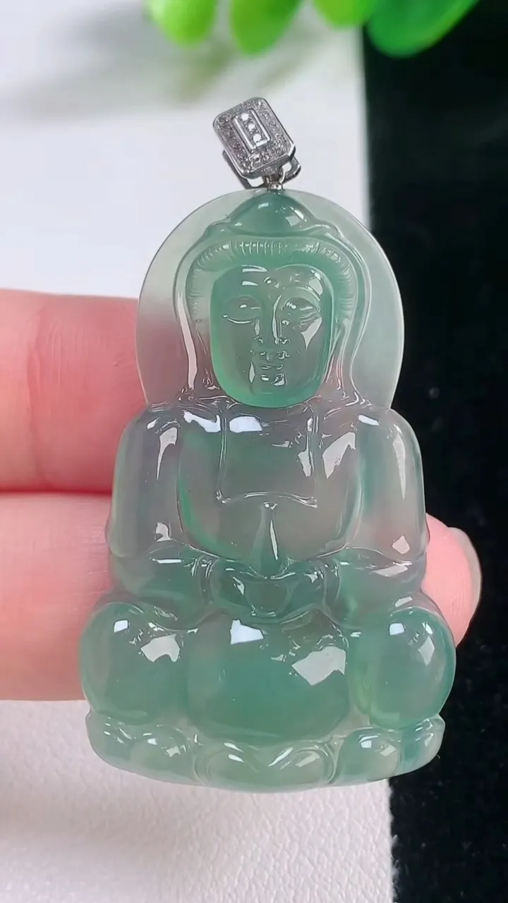 天然A货翡翠种蓝水观音菩萨吊坠，尺寸42.8-27-3.8，重量:8.42g
11月28日