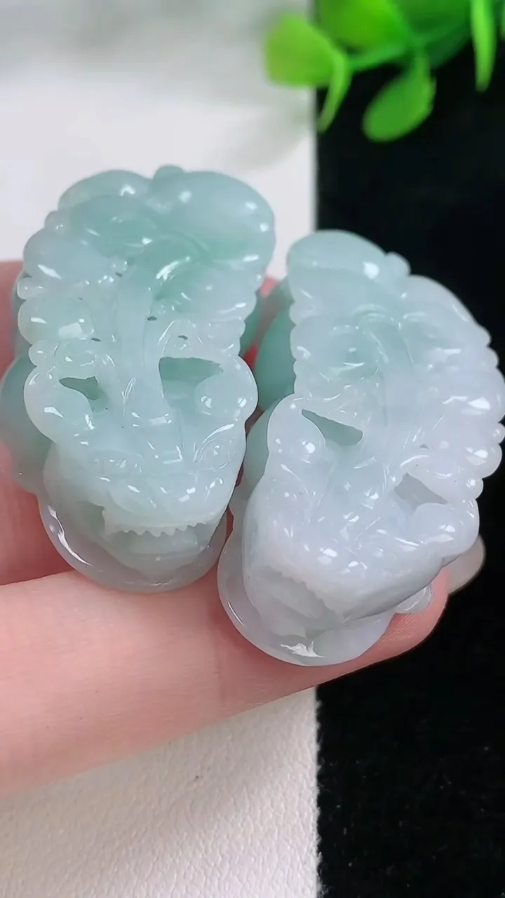 天然A货翡翠貔貅吊坠一对，尺寸39.8-19.4-12，重量:44.58g
11月28日