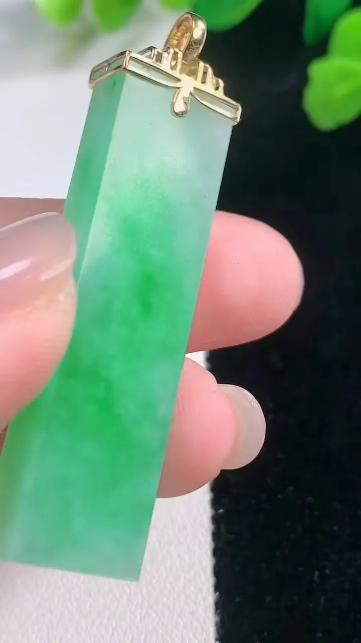 天然A货翡翠无事牌吊坠，尺寸45.2-12.4-6.7，重量:13.44g
11月28日