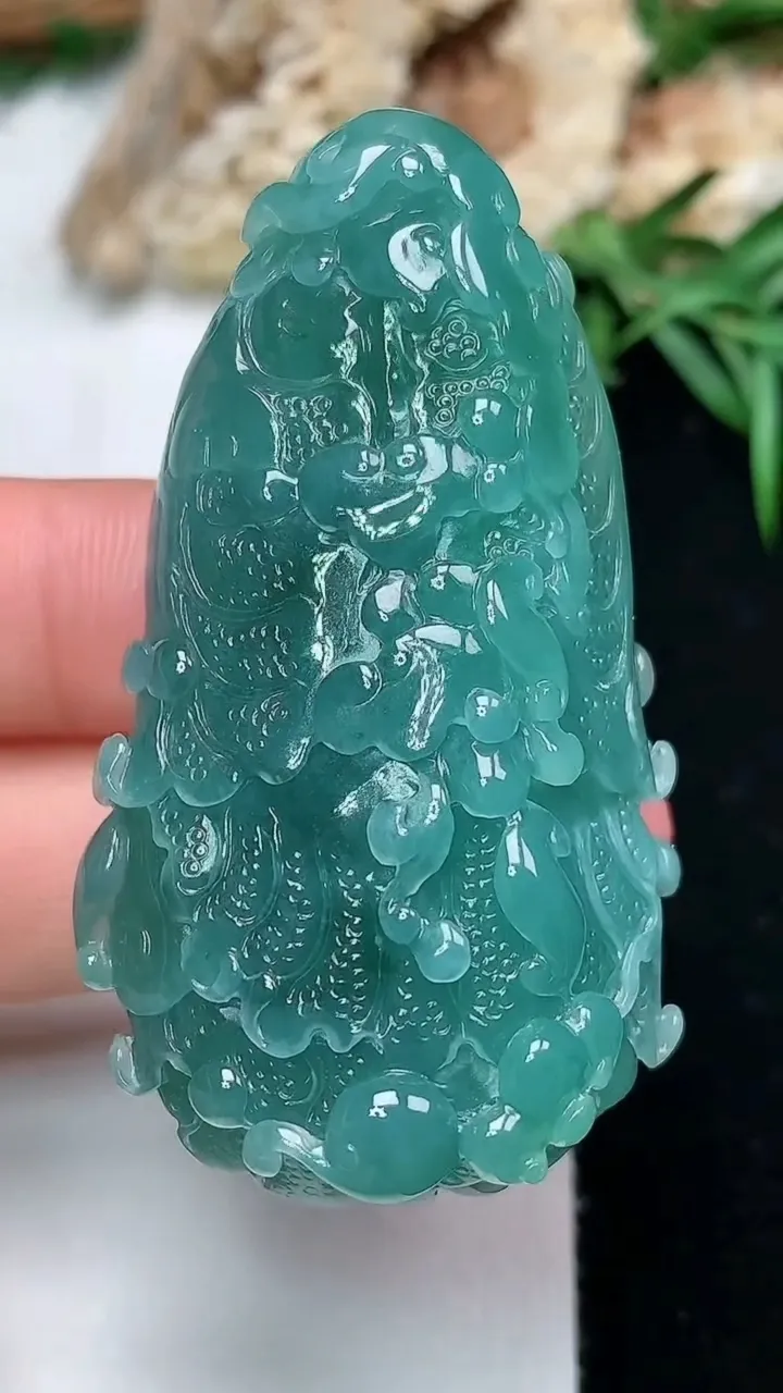 天然A货翡翠白菜吊坠，尺寸53.3-29.9-16.9，重量:39.98g
11月28日